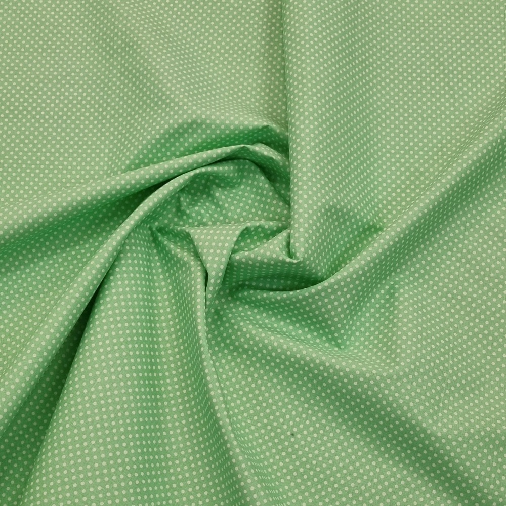 Bavlněná látka zelená s mini puntík 140 obšít okraje a našít stužku 2,5cm