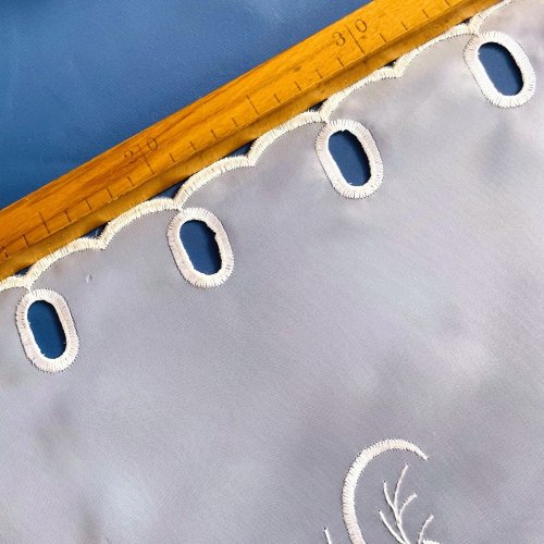 Vitrážová záclona s výšivkou - Zorka - Vyber výšku (cm): 40, Vyberte šití a stužku: bez obšití