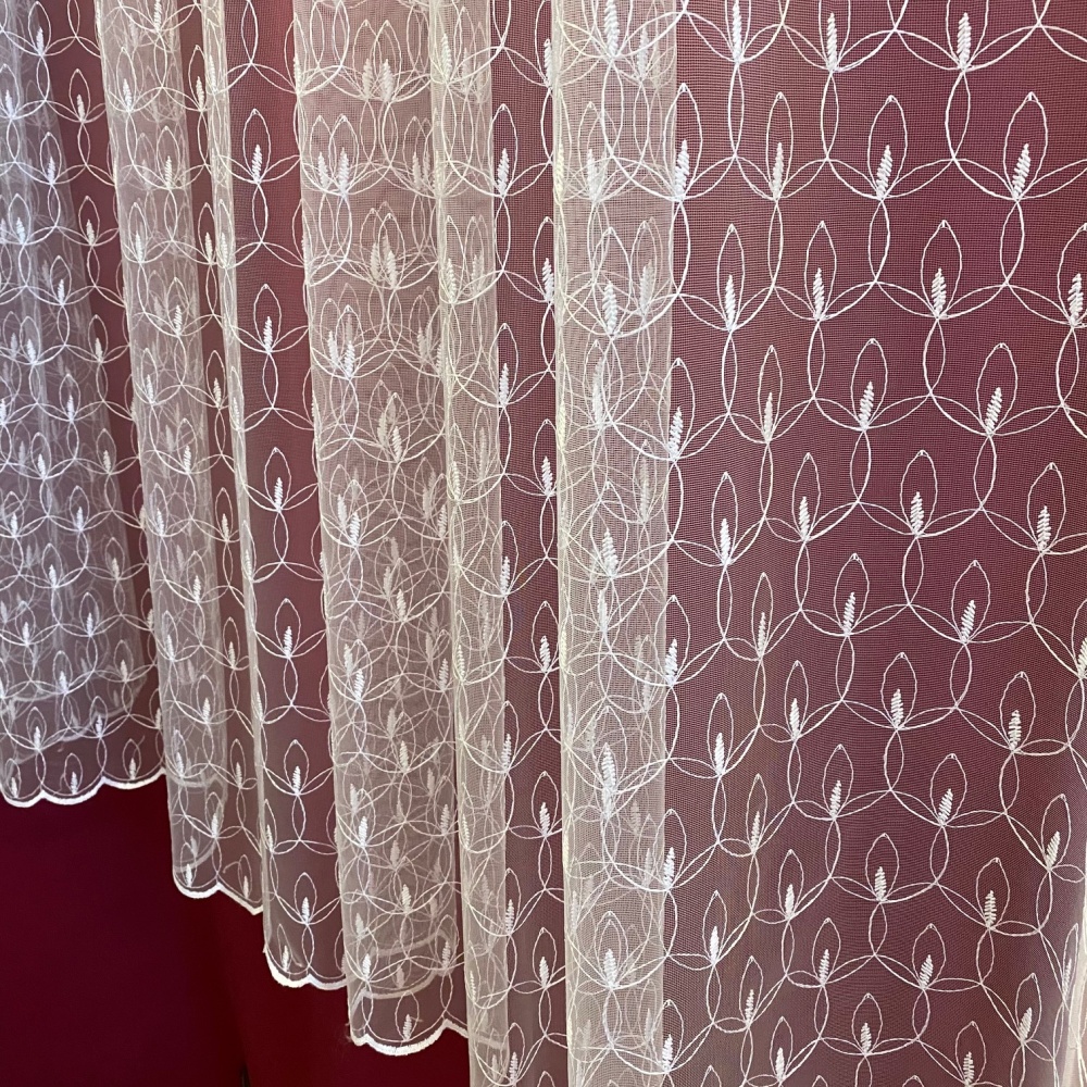 Vyšívaná záclona Cinda - zbytky 120x290 cm
